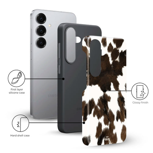 Samsung Galaxy S24 case met realistische bruin-witte koeienvacht print, glanzende afwerking en dubbele laag bescherming.