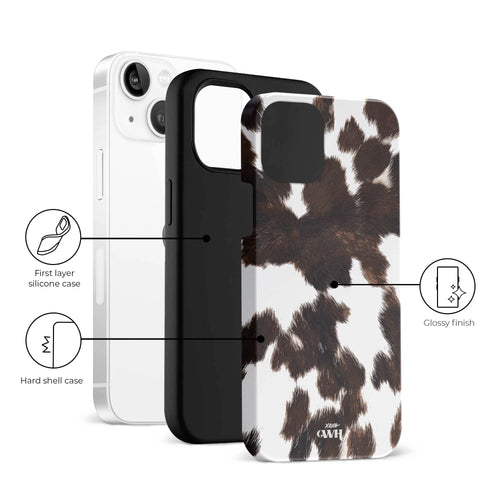 iPhone 13 hoesje met realistische bruin-witte koeienvacht print, glanzende afwerking en dubbele laag bescherming.