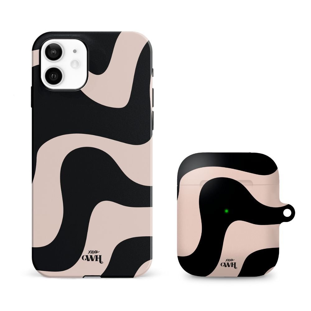 xoxo Wildhearts - xoxo Wildhearts telefoonhoesje geschikt voor iPhone 12 met AirPods 1 en 2 hoesje - set - Ride With Me - Double Layer - Telefoonhoesje met dubbele beschermlaag - Golvend patroon case - Zwart en beige