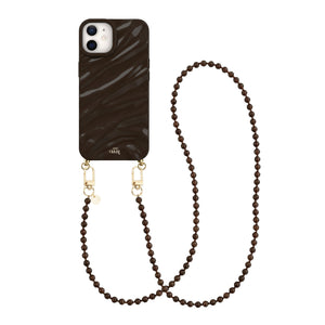 Glanzend bruin iPhone 12 hoesje met golvend patroon en lang Brown Sugar kralenkoord.