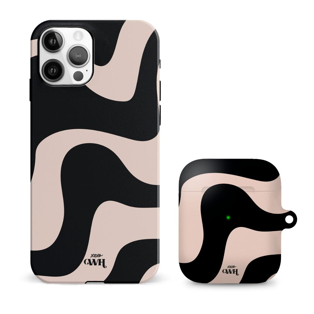 xoxo Wildhearts - xoxo Wildhearts telefoonhoesje geschikt voor iPhone 12 Pro Max met AirPods 1 en 2 hoesje - set - Ride With Me - Double Layer - Telefoonhoesje met dubbele beschermlaag - Golvend patroon case - Zwart en beige
