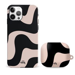 xoxo Wildhearts - xoxo Wildhearts telefoonhoesje geschikt voor iPhone 12 Pro Max met AirPods Pro (2) hoesje - set - Ride With Me - Double Layer - Telefoonhoesje met dubbele beschermlaag - Golvend patroon case - Zwart en beige
