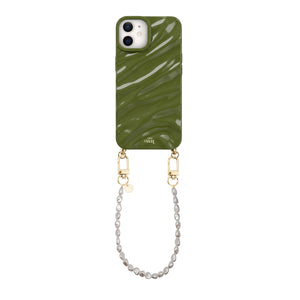 Groene iPhone 11 hoes met glanzende, gemarmerde textuur en een kort parelkoord met gouden sluitingen.