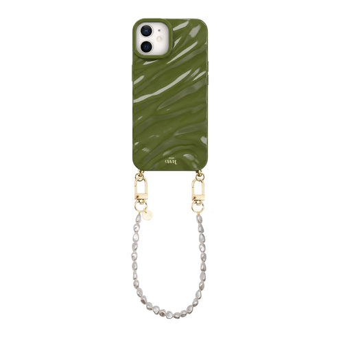 Groene iPhone 11 hoes met glanzende, gemarmerde textuur en een kort parelkoord met gouden sluitingen.