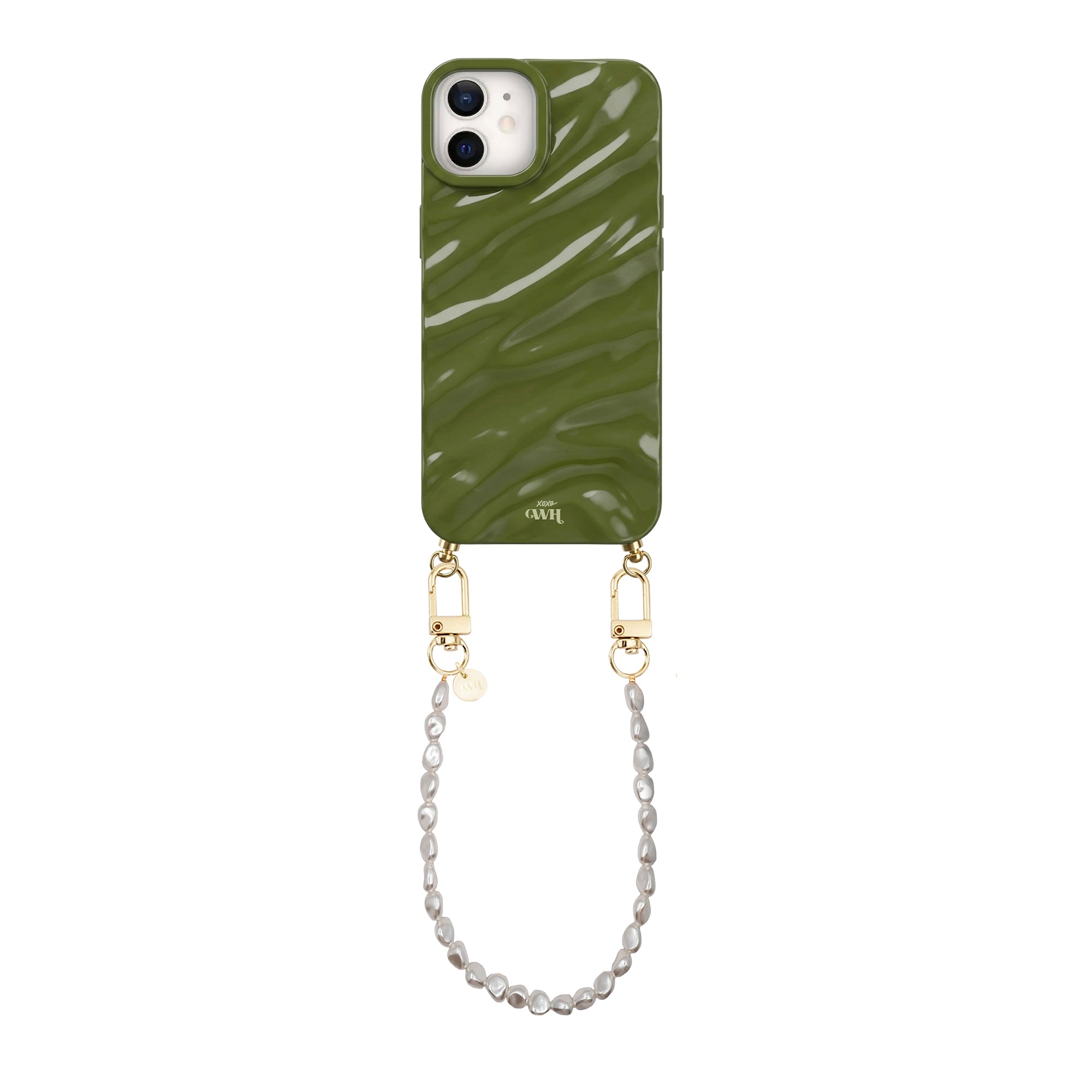Groene iPhone 11 hoes met glanzende, gemarmerde textuur en een kort parelkoord met gouden sluitingen.