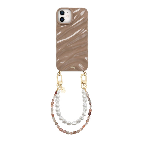 Glanzend taupe iPhone 11 hoesje met golvend patroon, gouden sluitingen en parel- en kralenkoord.