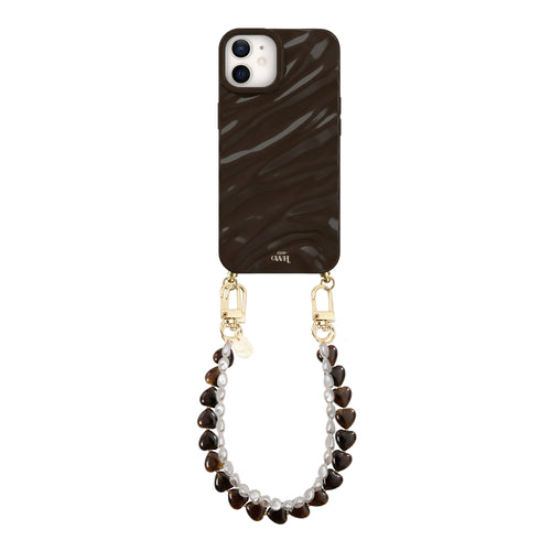 Glanzende diepbruine iPhone 11 Glaze Cord Case met Sweetheart Brown en wit parelkoord.