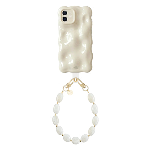 Crèmekleurige iPhone 11 Bubbly case met golvende textuur en kort Ocean Sand koord met parelmoer kralen.