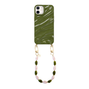 Glanzend donkergroene iPhone 11 hoesje met golvend patroon en kort Rose Quartz kralenkoord.