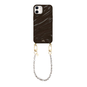 iPhone 11 Brown Glaze Cord Case met glanzend golvend patroon en kort Pearlfection parelkoord met gouden details.