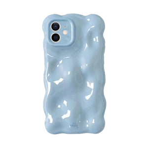 Glanzend ijsblauw Bubbly hoesje voor iPhone 12 met golvend design en camera cover.