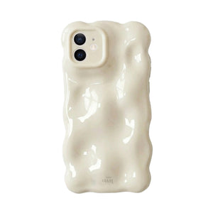 Witte Bubbly Cloud Dancer iPhone 12 hoesje van glanzend kunststof met golvend design en camera cover.
