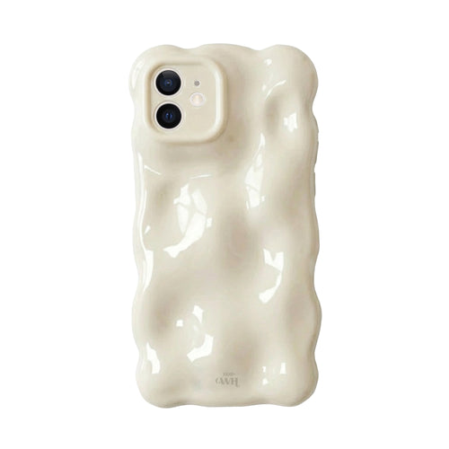 Witte Bubbly Cloud Dancer iPhone 12 hoesje van glanzend kunststof met golvend design en camera cover.