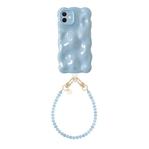 Lichtblauwe Bubbly iPhone 11 case met golvende vorm en kort Dusty koord van blauwe kralen.