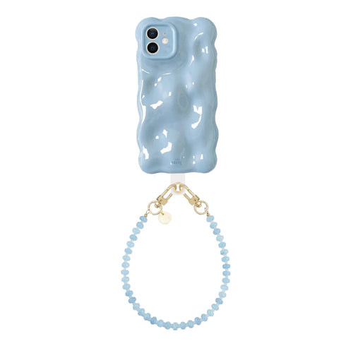 Lichtblauwe Bubbly iPhone 11 case met golvende vorm en kort Dusty koord van blauwe kralen.