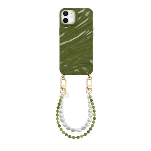 Glanzende donkergroene iPhone 11 hoes met golvend patroon, gouden haakjes en een kort koord van witte parels en groene kralen.