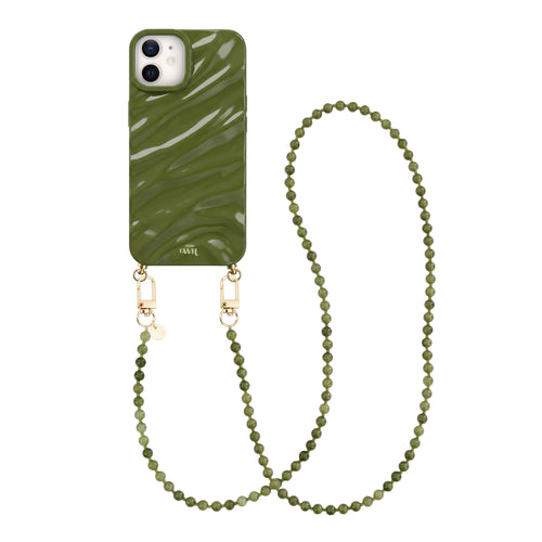 Glanzende donkergroene iPhone 12 Glaze Cord Case met Deep Olives kralenkoord en gouden haakjes.
