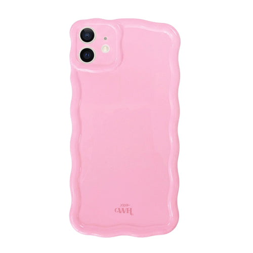 Glanzende, roze iPhone 11 hoes met uniek wavy design en xoxo Wildhearts logo.
