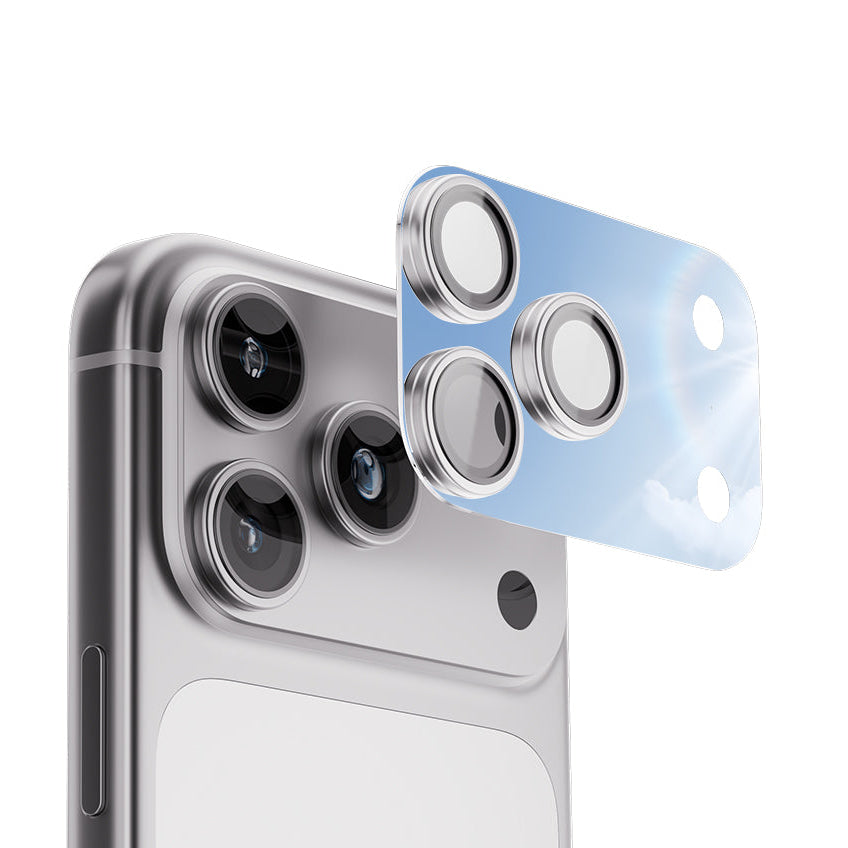 Zilveren iPhone 17 Pro Max met glazen camera lens protector, transparant met blauwe lucht reflectie.