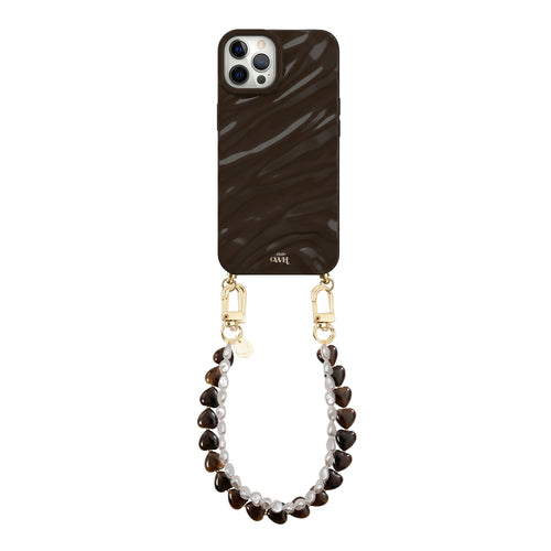 Glanzende diepbruine iPhone 12 Pro hoes met Sweetheart Brown en wit parelkoord, bevestigd met gouden haakjes.