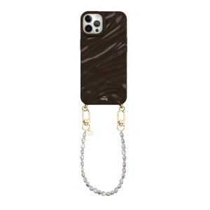 Glanzend bruin iPhone 12 Pro hoesje met golvend patroon en kort parelkoord met gouden clips.
