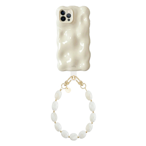 Bubbly Cloud Dancer iPhone 12 Pro case met golvende crèmekleurige textuur en korte Ocean Sand parelkoord.