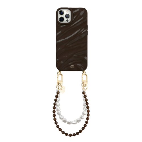 Glanzend bruin iPhone 12 Pro hoesje met golvend patroon, bevestigd aan een bruin en wit parelkoord.