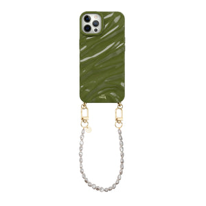 Glanzende diepgroene iPhone 12 Pro hoes met golvend patroon en kort parelkoord met gouden details.