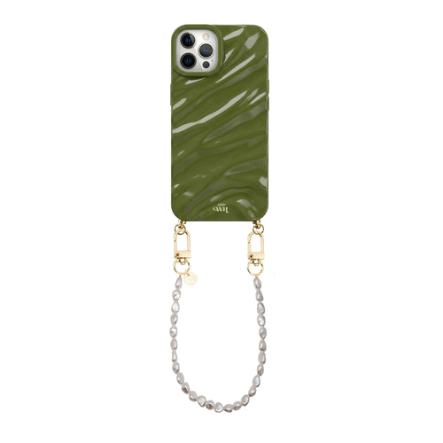 Glanzende diepgroene iPhone 12 Pro hoes met golvend patroon en kort parelkoord met gouden details.