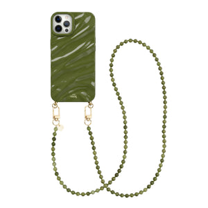 Glanzend donkergroen iPhone 12 Pro hoesje met golvend patroon en bijpassend lang kralenkoord.