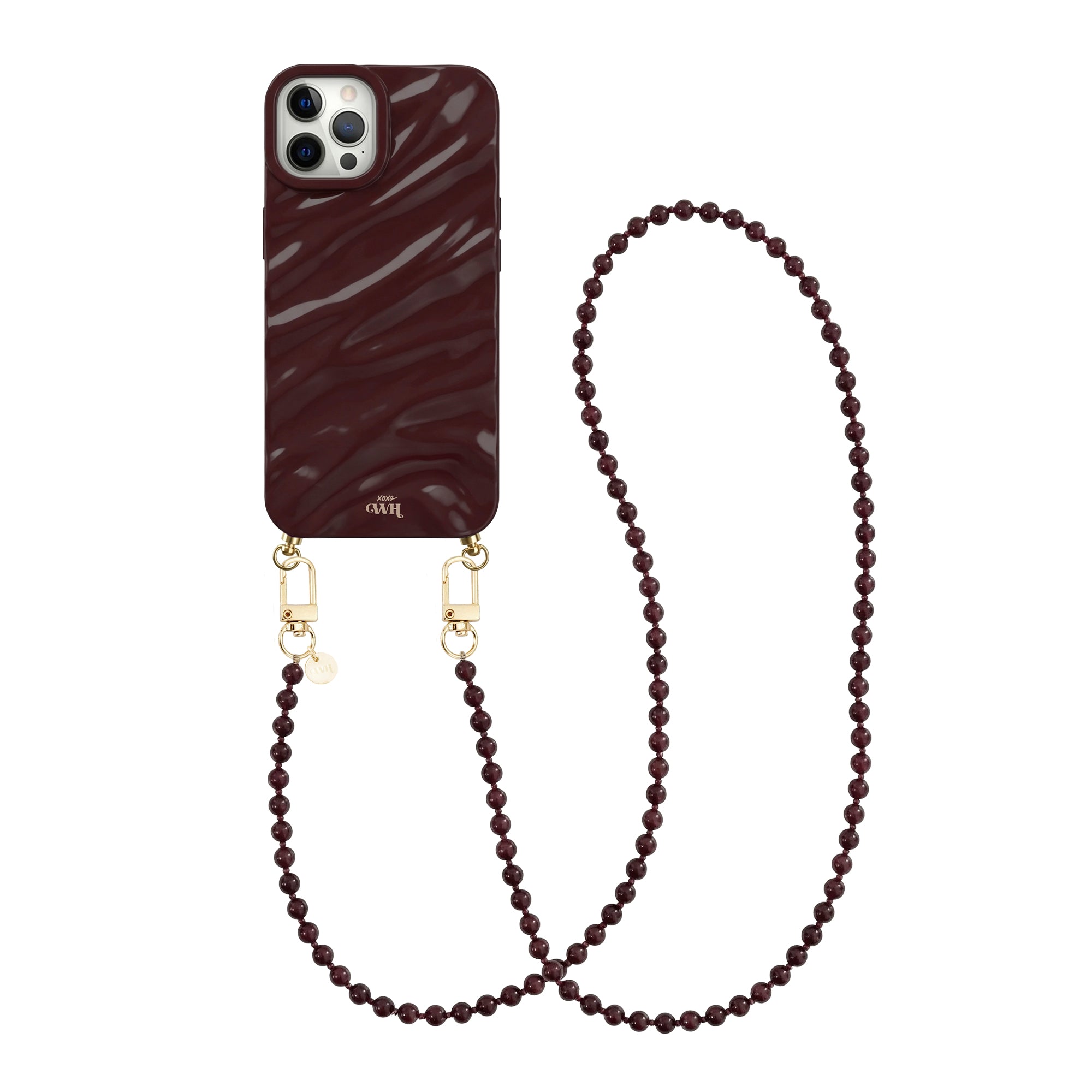 Glanzende bordeauxrode iPhone 12 Pro Max hoes met golvend patroon en lang Burgundy Muse kralenkoord.