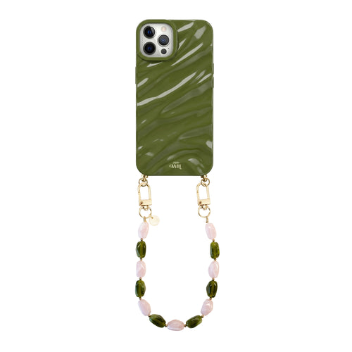 Glanzende donkergroene iPhone 12 Pro hoes met Rose Quartz en groene kralen koord.