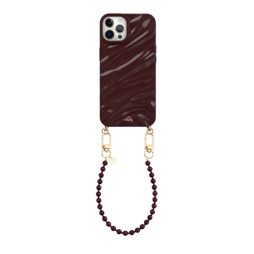 Bordeauxrode Glaze Cord iPhone 12 Pro hoesje met glanzende textuur en kort kralenkoord.
