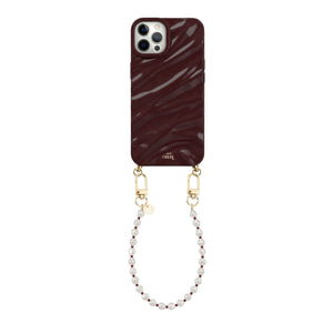 Glanzende bordeauxrode iPhone 12 Pro Glaze Cord Case met kort parelkoord en gouden haakjes.