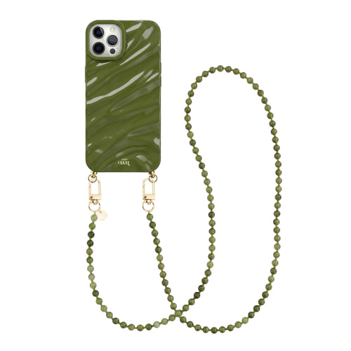 Glanzende donkergroene iPhone 12 Pro Max hoes met golvend patroon en lang Deep Olives kralenkoord.