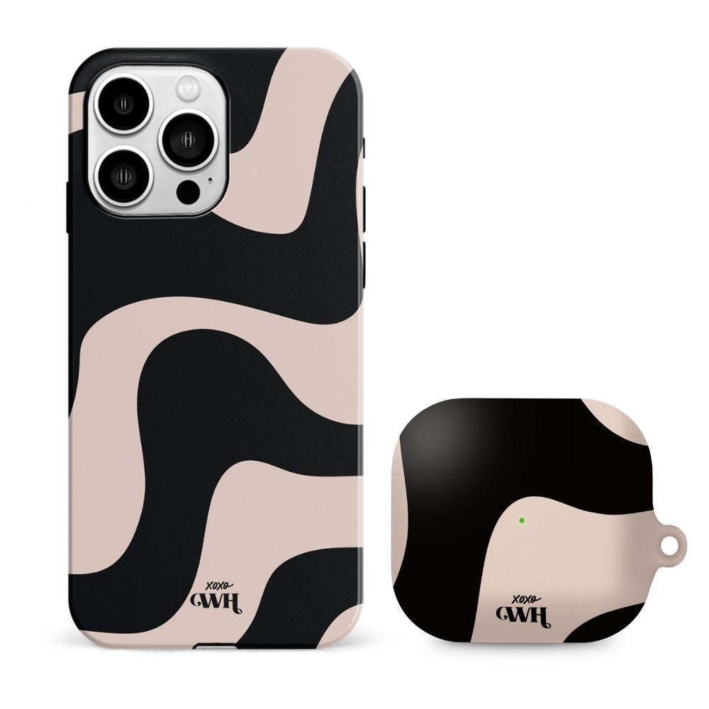 xoxo Wildhearts - xoxo Wildhearts telefoonhoesje geschikt voor iPhone 13 Pro Max met AirPods 4 hoesje - set - Ride With Me - Double Layer - Telefoonhoesje met dubbele beschermlaag - Golvend patroon case - Zwart en beige