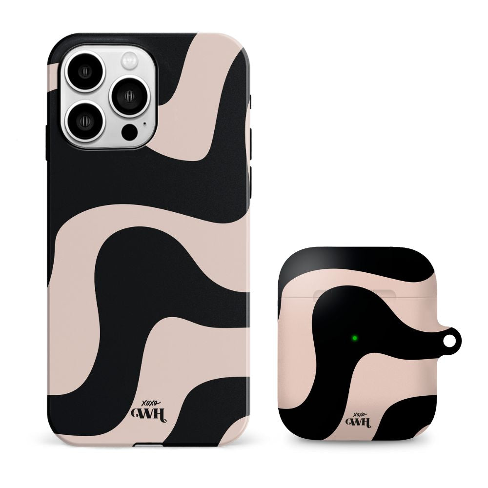 xoxo Wildhearts - xoxo Wildhearts telefoonhoesje geschikt voor iPhone 14 Pro met AirPods 1 en 2 hoesje - set - Ride With Me - Double Layer - Telefoonhoesje met dubbele beschermlaag - Golvend patroon case - Zwart en beige