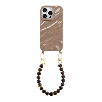 Glanzend taupe telefoonhoesje met kort Sweetheart Brown koord van bruine hartjes.