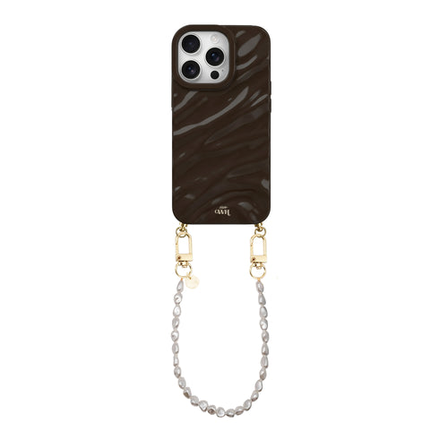 Glanzende bruine telefoonhoes met golvend patroon en kort Pearlfection parelkoord met gouden haakjes.