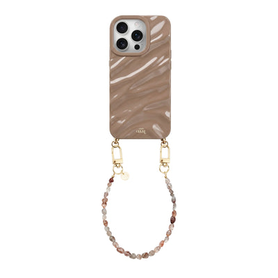 Glanzend taupe iPhone hoesje met marmerlook en kort Soft Taupe kralenkoord met gouden haakjes.