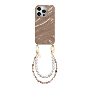 Glanzend taupe iPhone 13 Pro Max hoesje met parel- en kralenkoord, gouden haakjes.