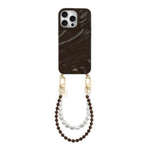 Glanzend bruin iPhone 14 Pro Max hoesje met golvend patroon, bevestigd aan een bruin en wit parelkoord.