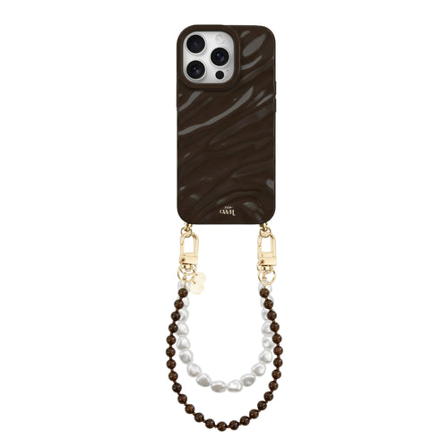 Glanzend bruin iPhone 14 Pro Max hoesje met golvend patroon, bevestigd aan een bruin en wit parelkoord.