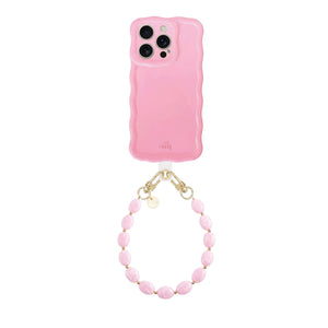 Glossy roze wavy telefoonhoesje met kort Ocean koord van roze kralen en gouden details.