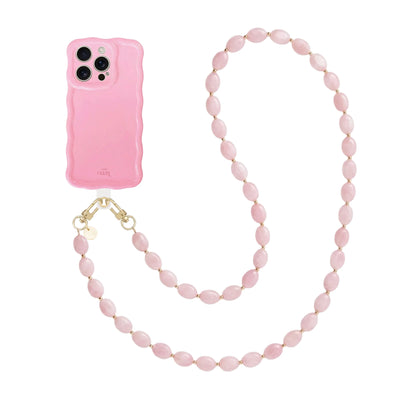 Glossy roze wavy iPhone 16 Pro Max hoesje met lang Ocean koord van roze ovale kralen.