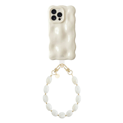 Crèmekleurige Bubbly case Cloud Dancer met golvende textuur en kort Ocean Sand koord met parelachtige kralen.