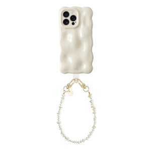 Crèmekleurige Bubbly iPhone 15 Pro hoes met golvende vorm en kort Summer Sand koord van schelpjes.
