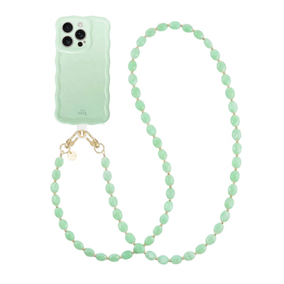 Glanzende golvende saliegroene telefoonhoes met lang Ocean Mint kralenkoord en gouden sluitingen.