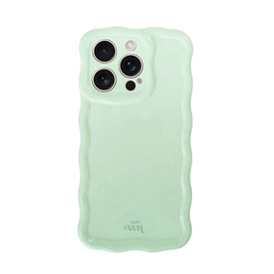 Glanzende, golvende telefoonhoes in saliegroen met camera-uitsparingen en xoxo Wildhearts logo.