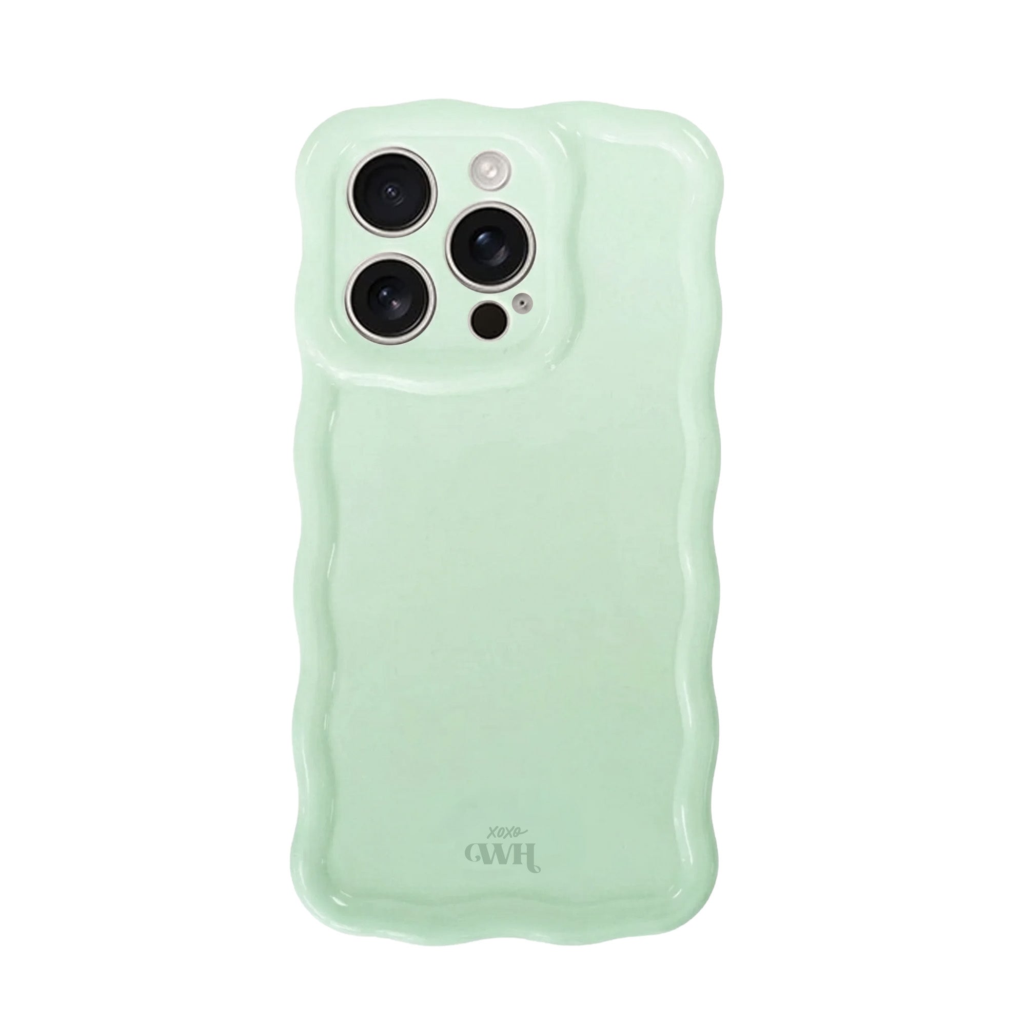 Glanzende, golvende telefoonhoes in saliegroen met camera-uitsparingen en xoxo Wildhearts logo.